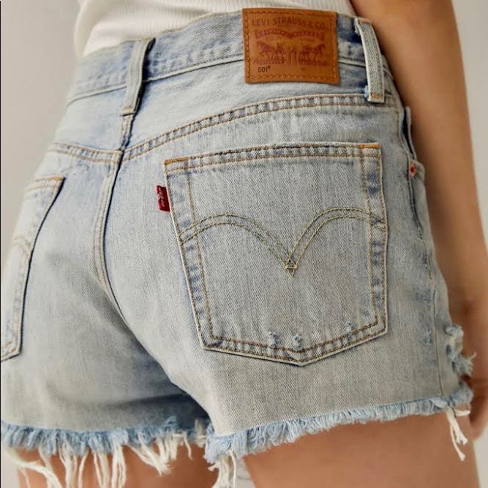 Levi’s 501 jean shorts in light wash